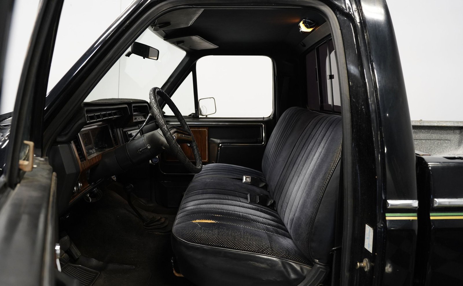 Ford 1983 F-250 XLT 4x4 - Imagem 37