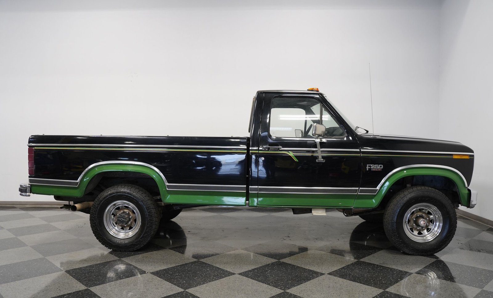 Ford 1983 F-250 XLT 4x4 - Imagem 28