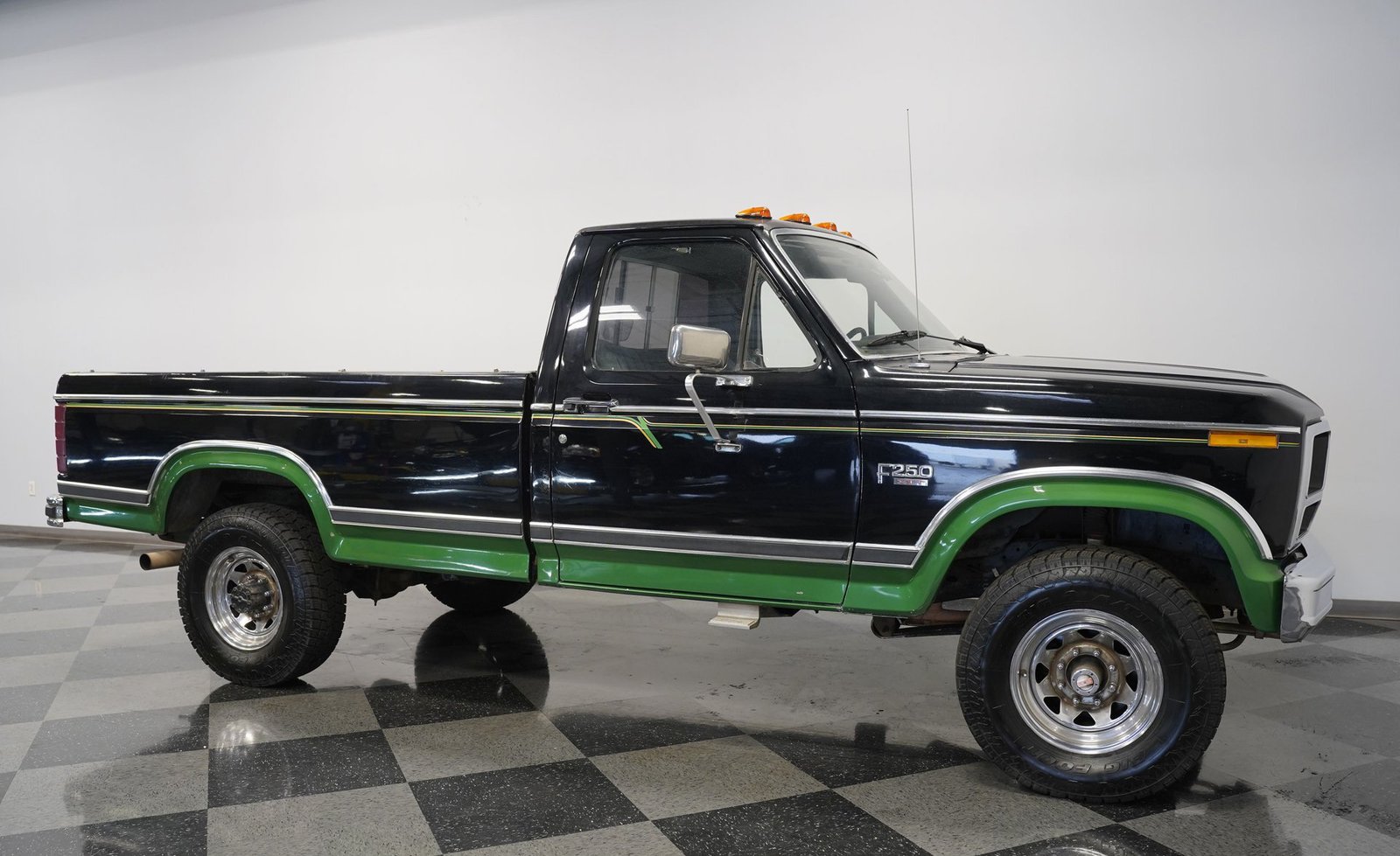 Ford 1983 F-250 XLT 4x4 - Imagem 27