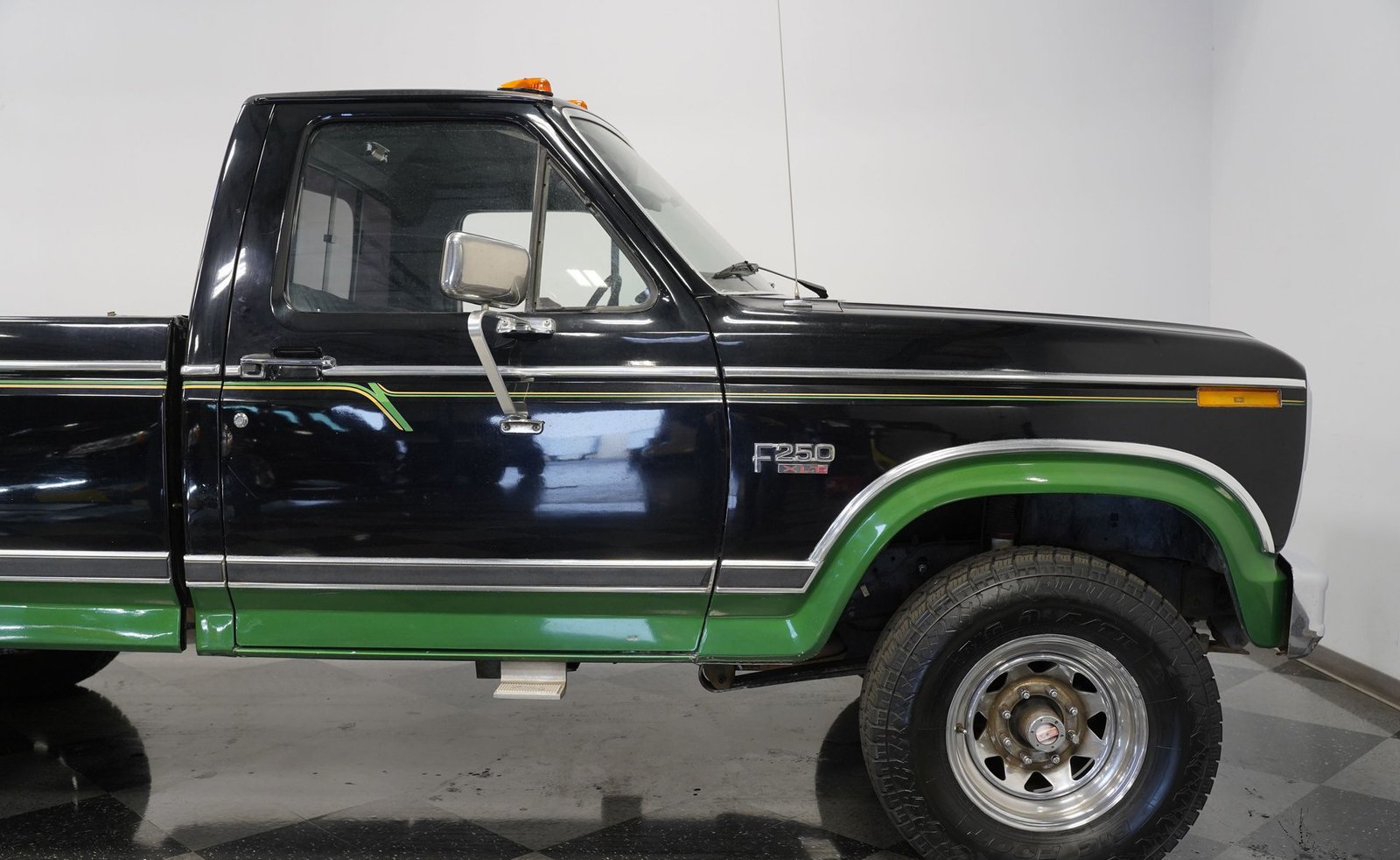 Ford 1983 F-250 XLT 4x4 - Imagem 18