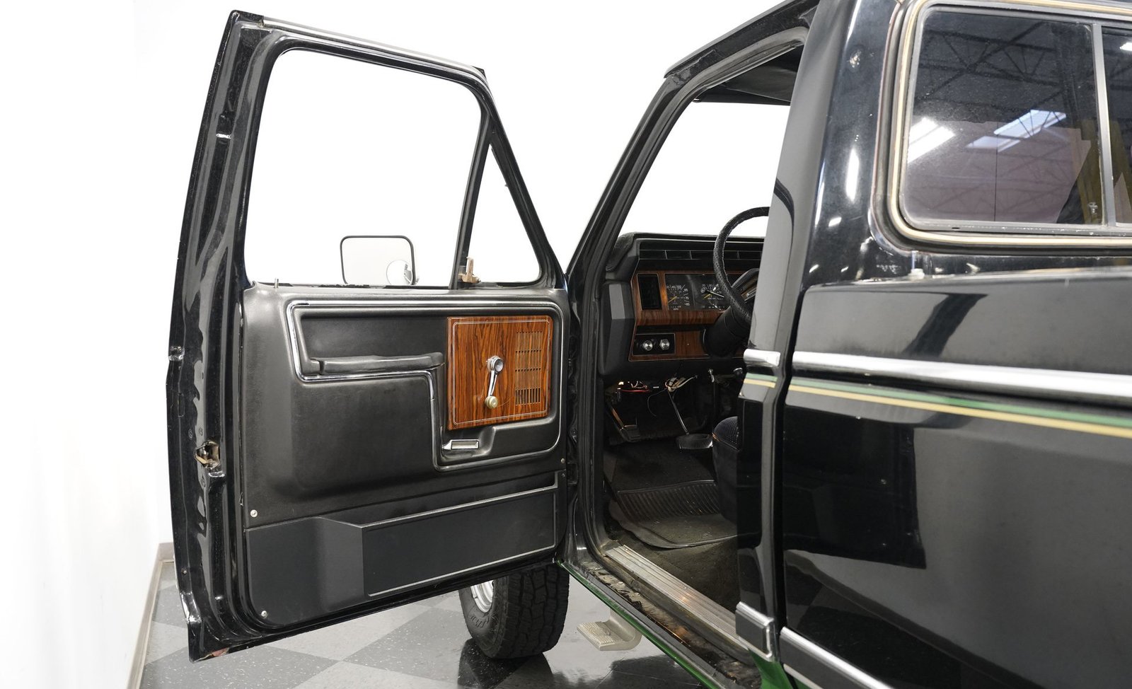 Ford 1983 F-250 XLT 4x4 - Imagem 14