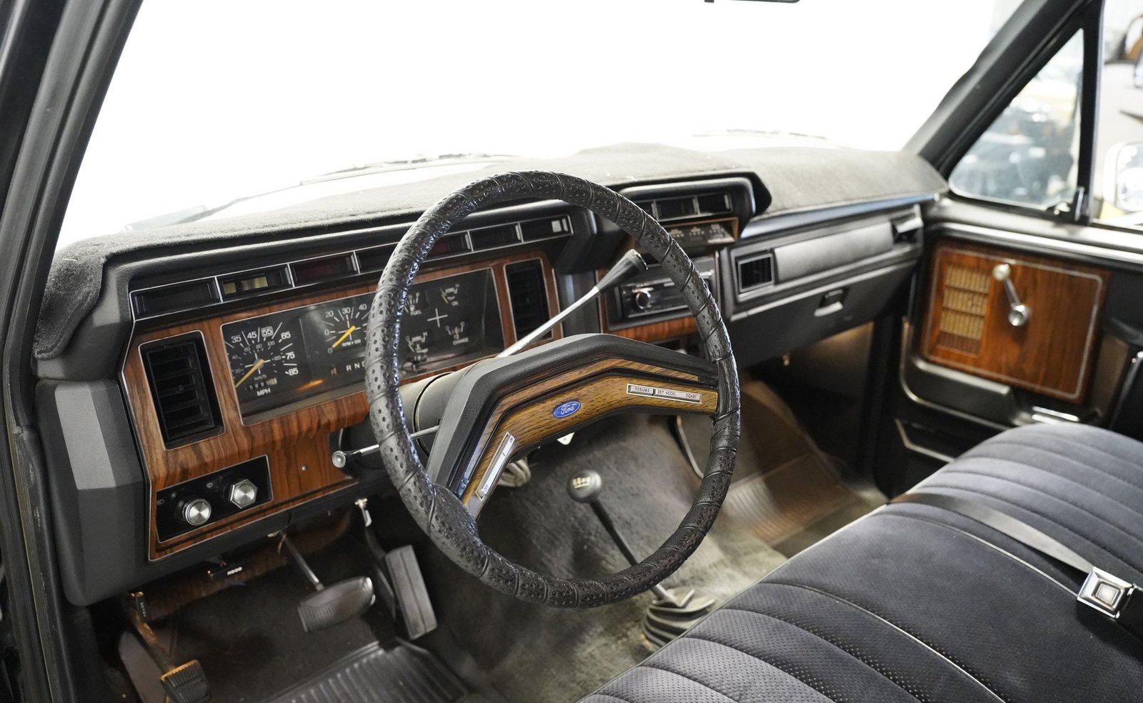 Ford 1983 F-250 XLT 4x4 - Imagem 11