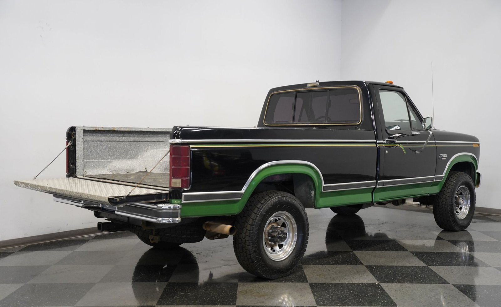 Ford 1983 F-250 XLT 4x4 - Imagem 3