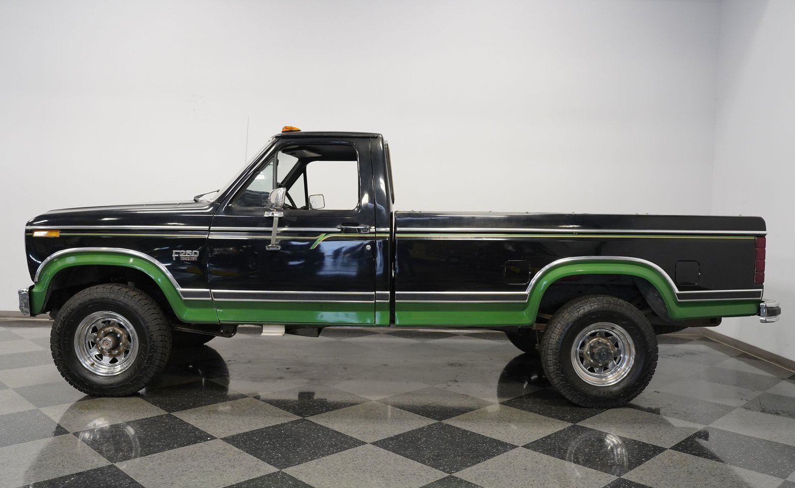 Ford 1983 F-250 XLT 4x4 - Imagem 38