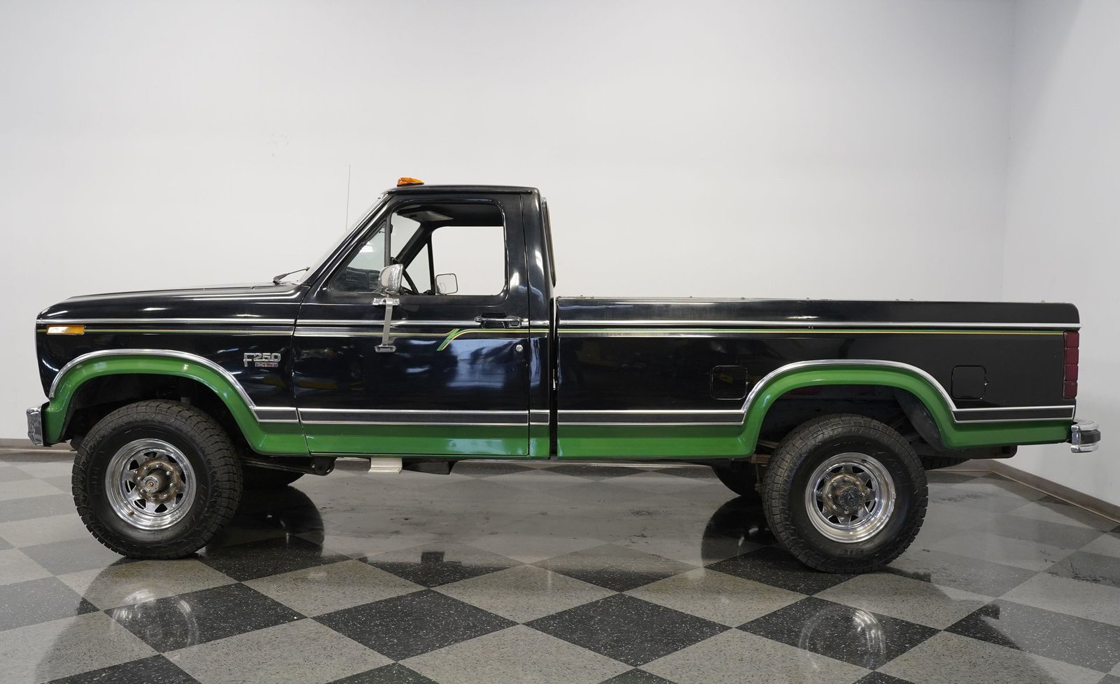 Ford 1983 F-250 XLT 4x4 - Imagem 33