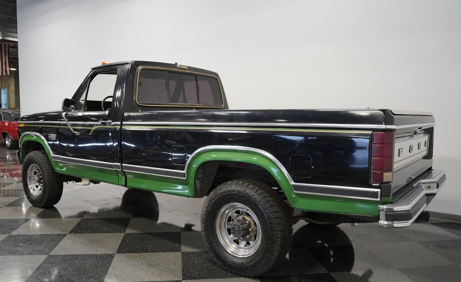 Ford 1983 F-250 XLT 4x4 - Imagem 32