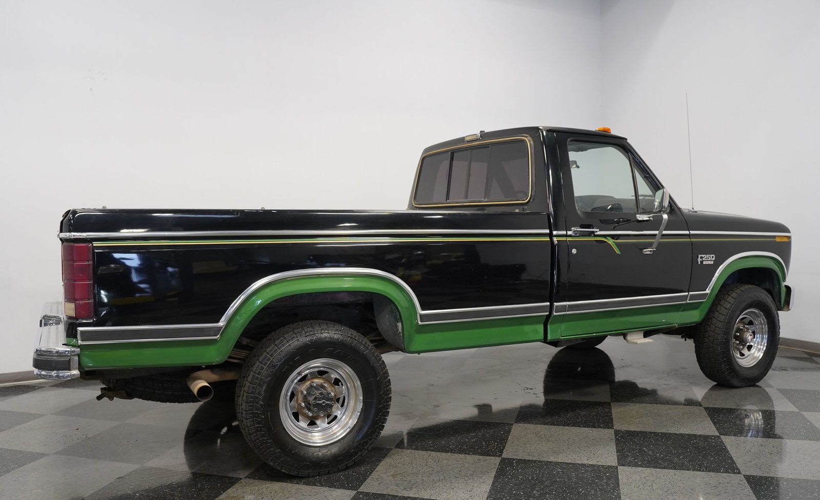 Ford 1983 F-250 XLT 4x4 - Imagem 29