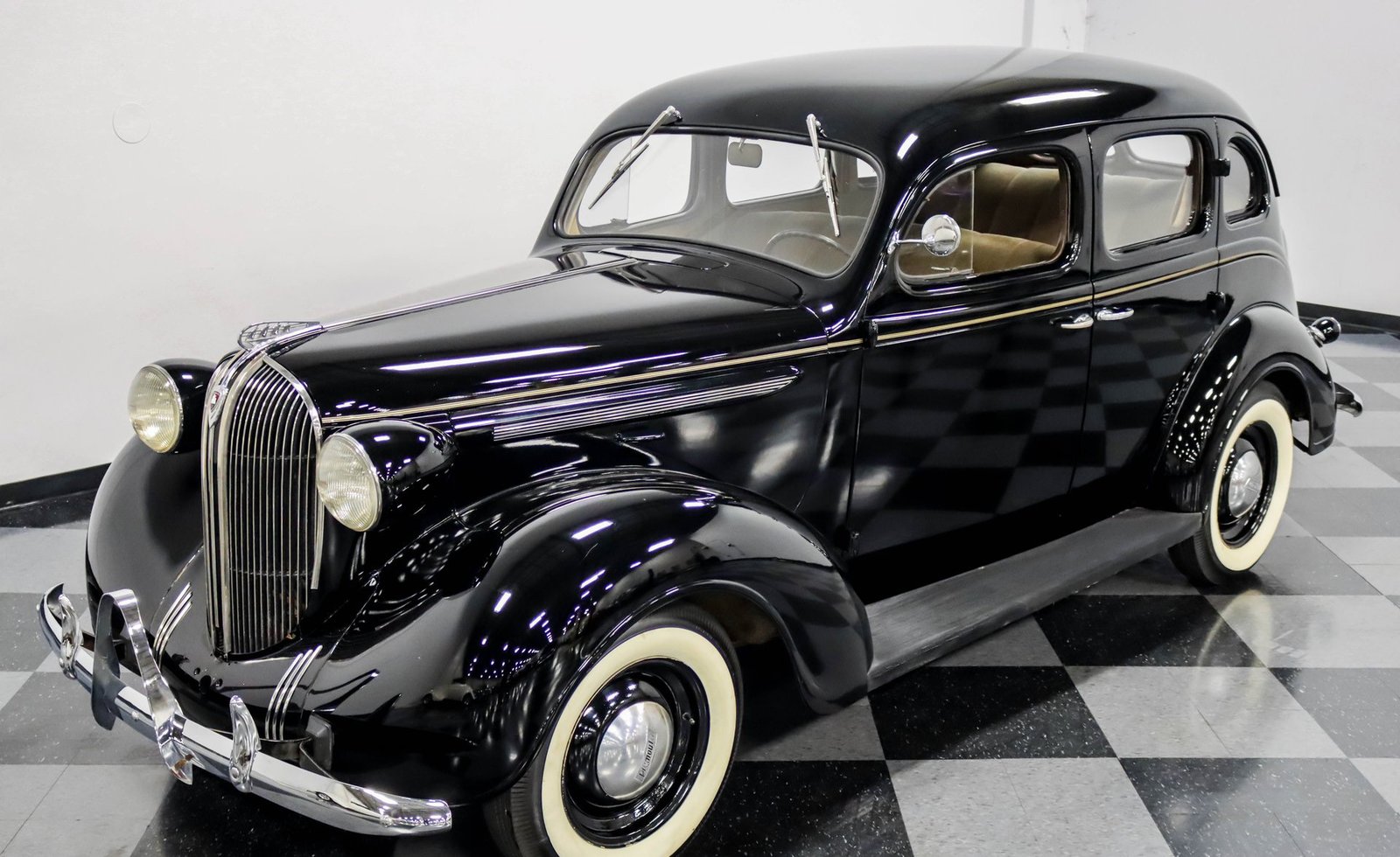Plymouth 1938 Sedan de luxo com 4 portas - Imagem 17