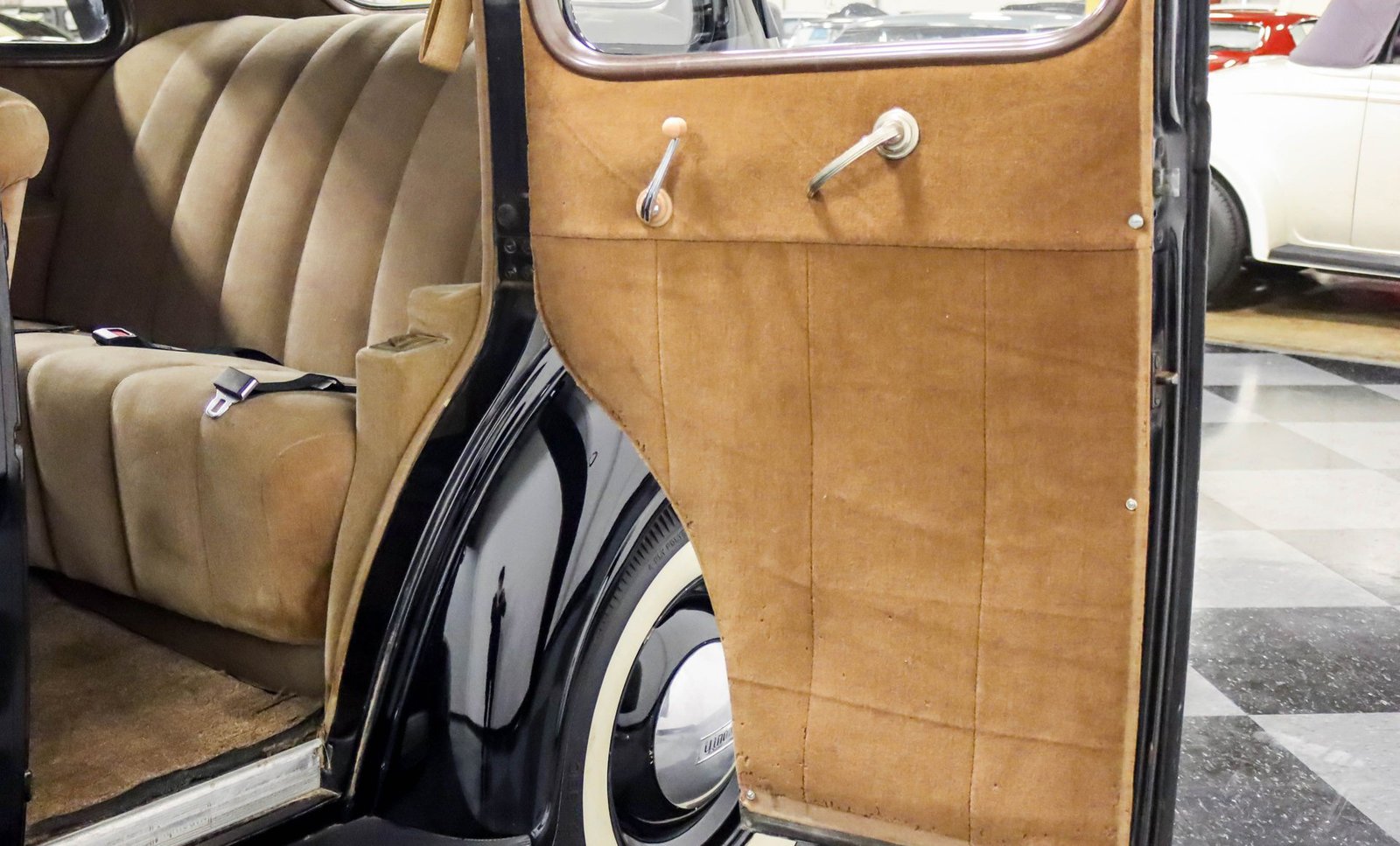 Plymouth 1938 Sedan de luxo com 4 portas - Imagem 5