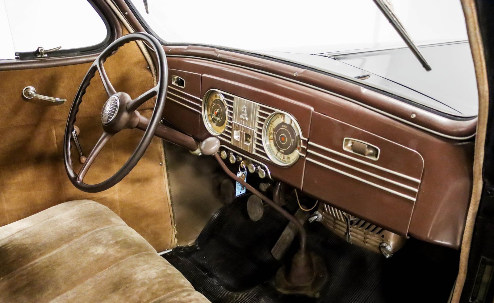 Plymouth 1938 Sedan de luxo com 4 portas - Imagem 4