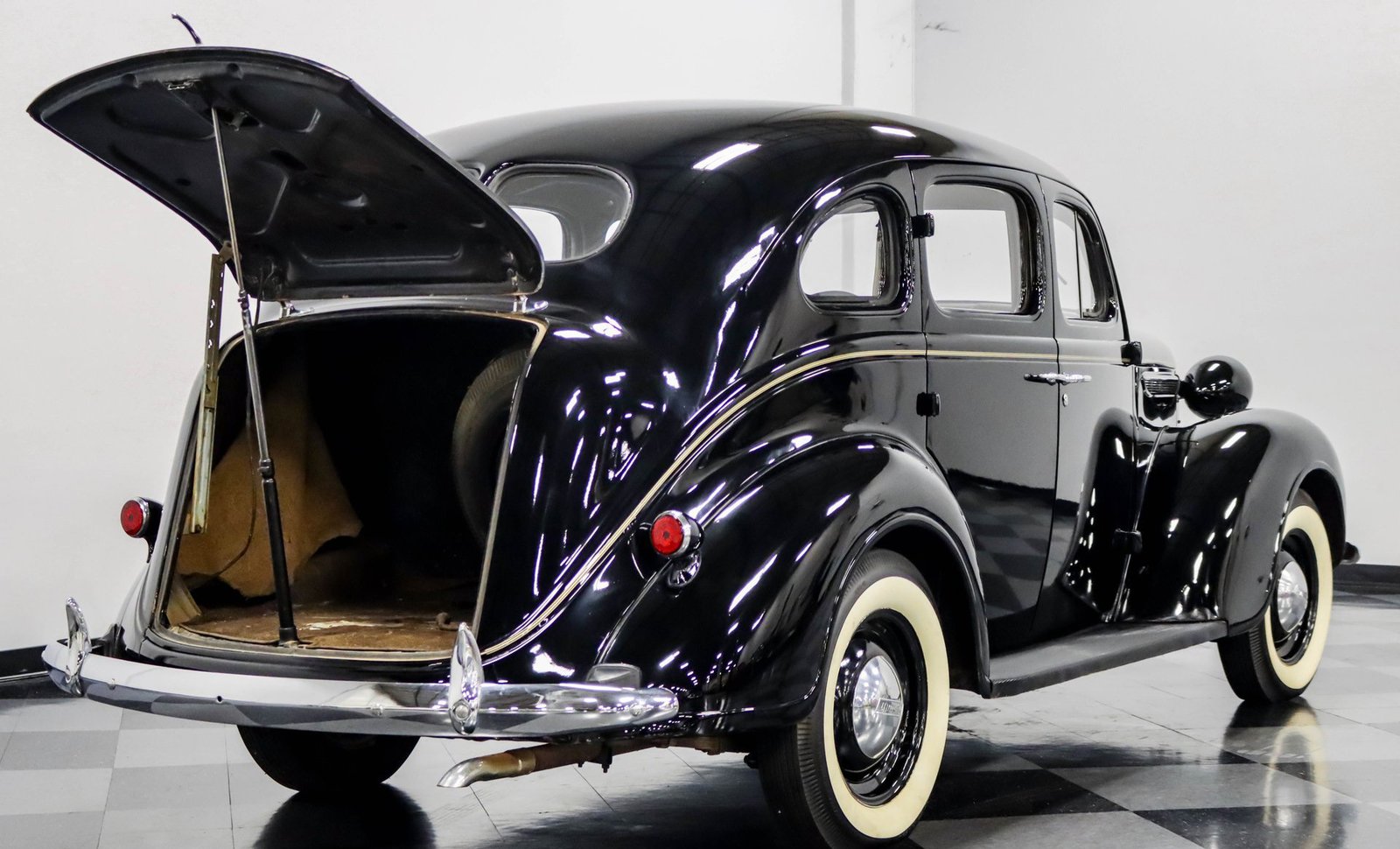 Plymouth 1938 Sedan de luxo com 4 portas - Imagem 3