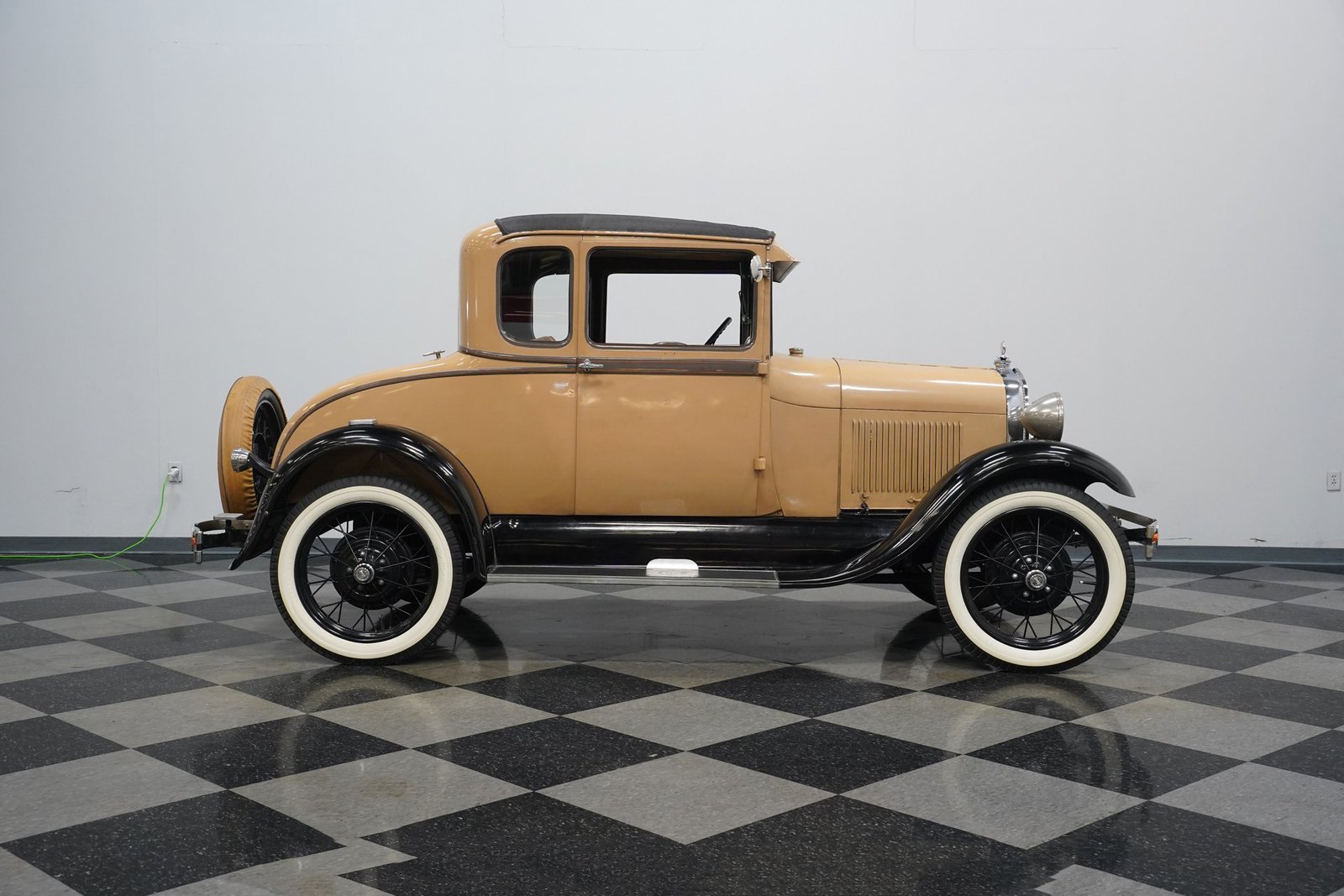 Ford 1929 Modelo A Coupé com Banco Traseiro - Imagem 20