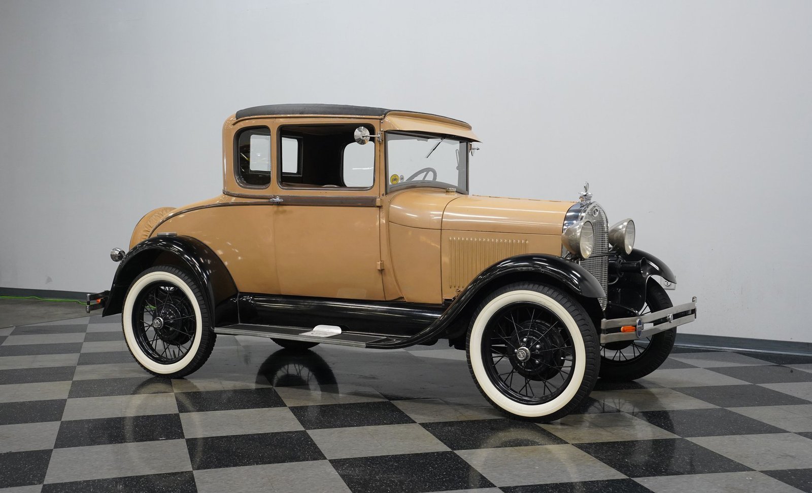 Ford 1929 Modelo A Coupé com Banco Traseiro - Imagem 19
