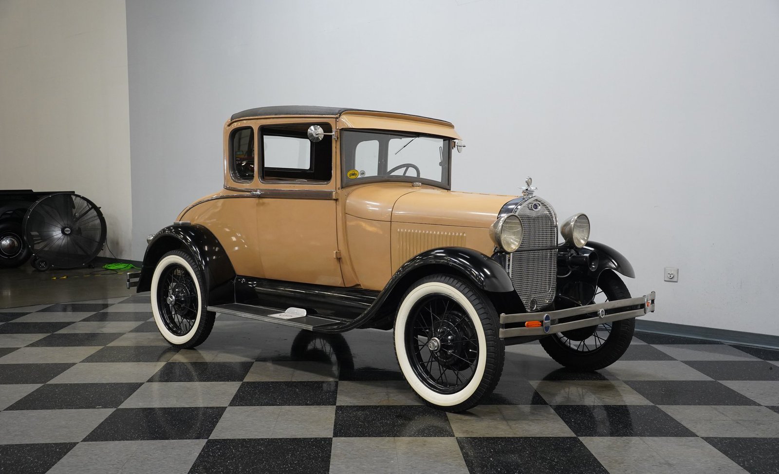 Ford 1929 Modelo A Coupé com Banco Traseiro - Imagem 18