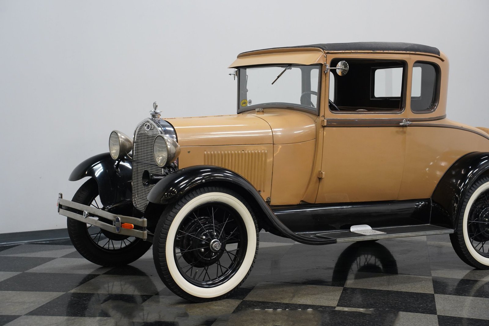 Ford 1929 Modelo A Coupé com Banco Traseiro - Imagem 16