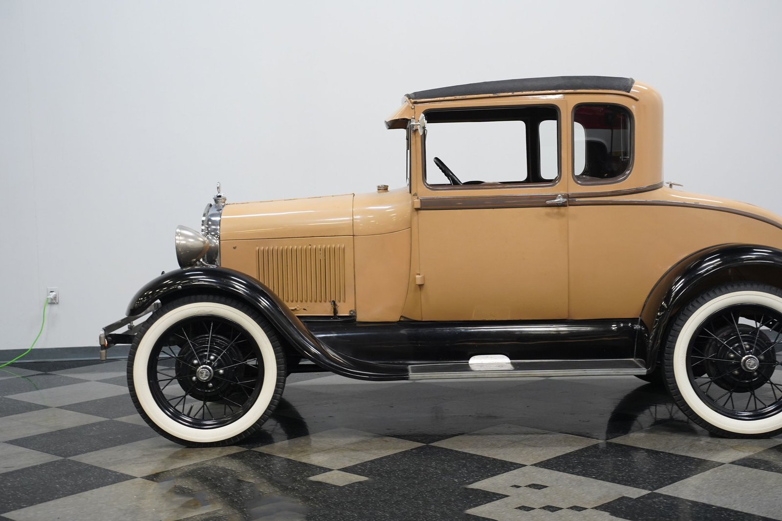 Ford 1929 Modelo A Coupé com Banco Traseiro - Imagem 12