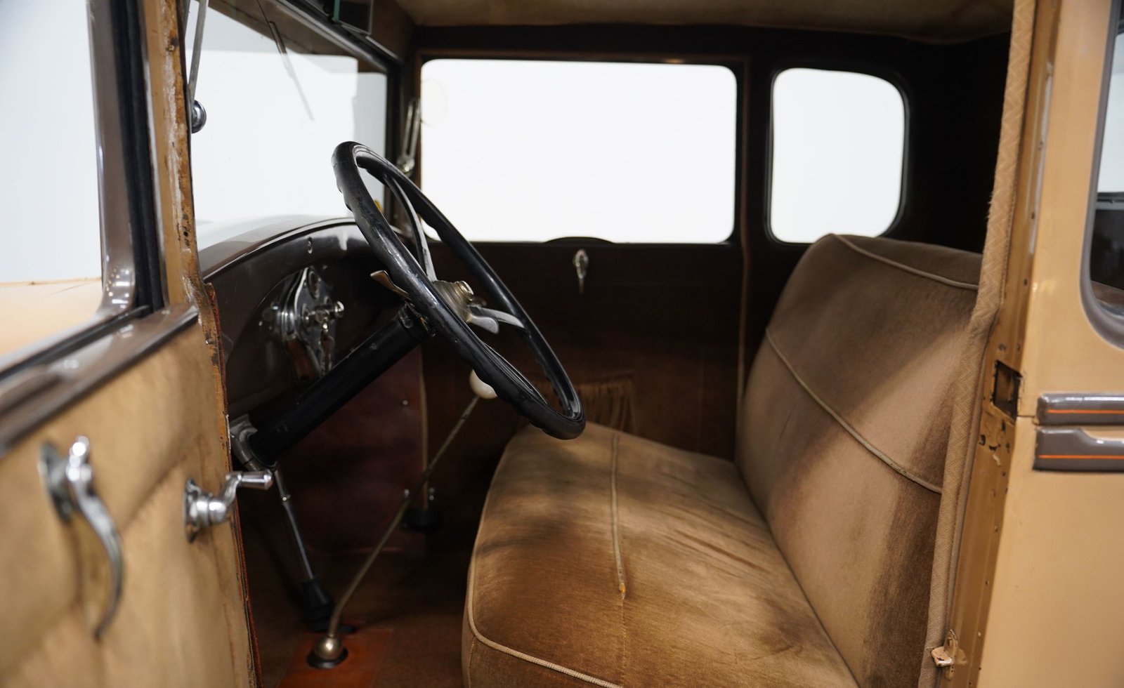 Ford 1929 Modelo A Coupé com Banco Traseiro - Imagem 8