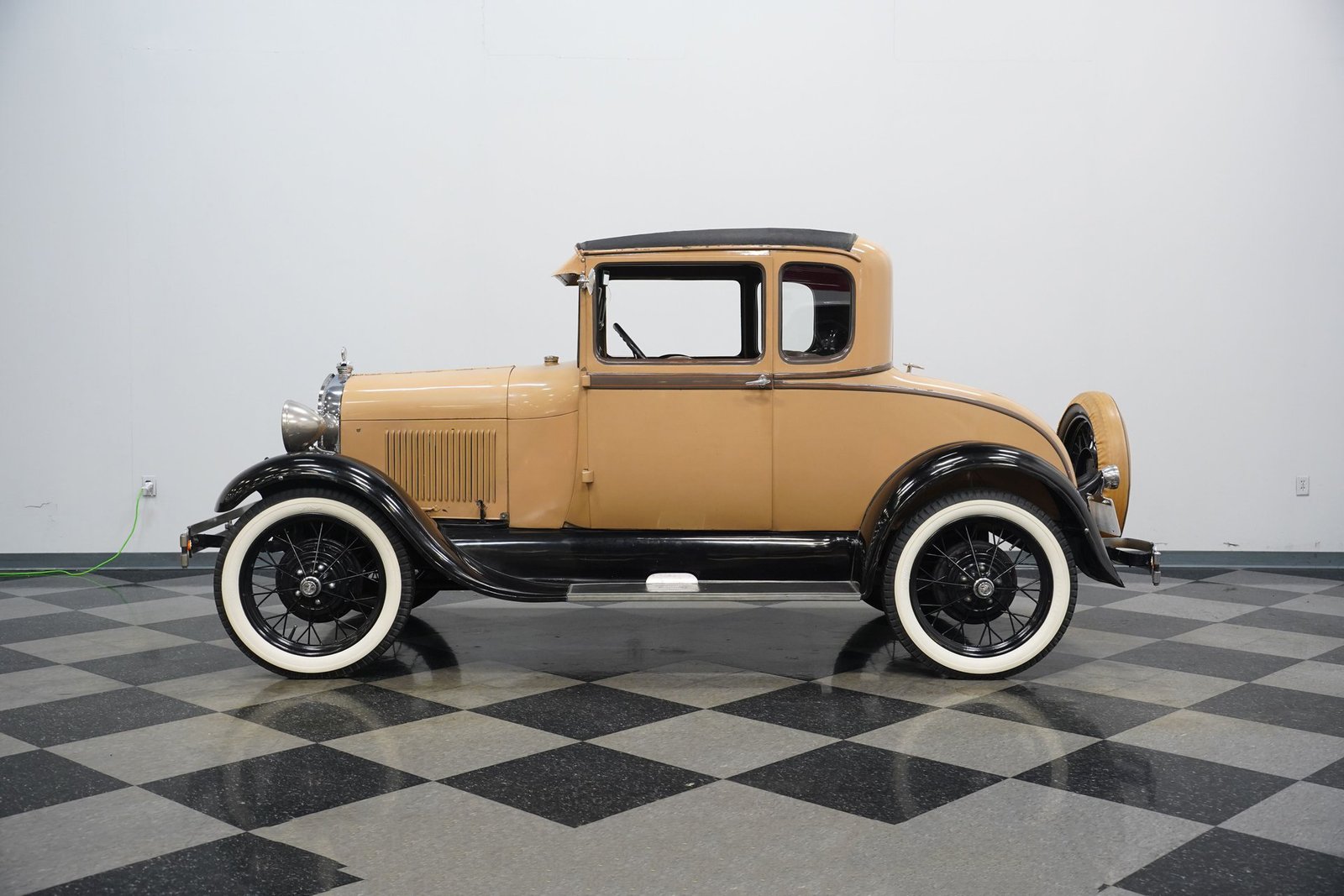 Ford 1929 Modelo A Coupé com Banco Traseiro - Imagem 31