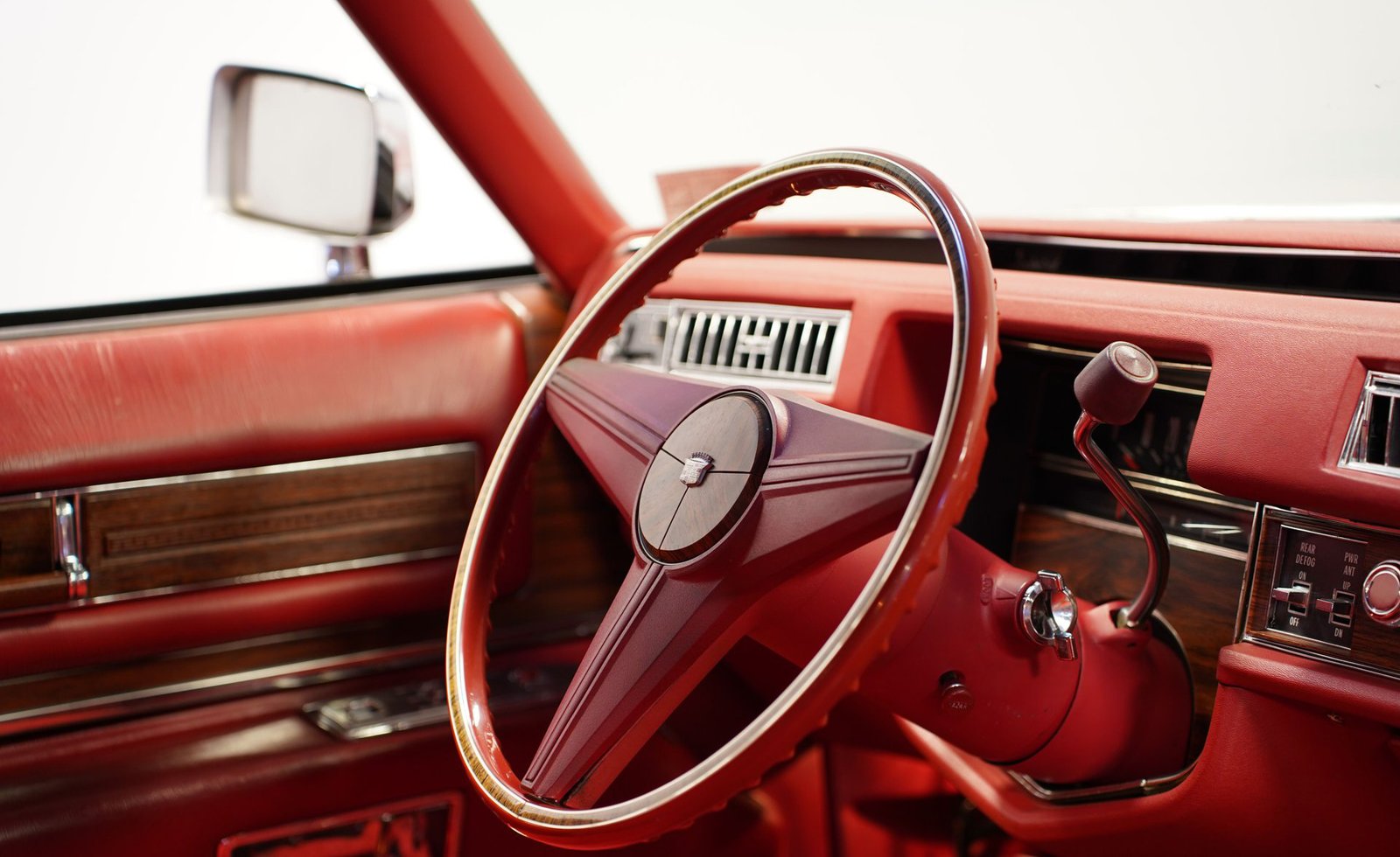 Cadillac 1976 Coupe DeVille - Imagem 5