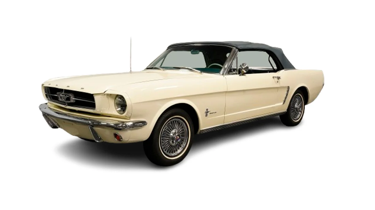 Ford Mustang 1965 Conversível: vista dianteira em três quartos com capota fechada