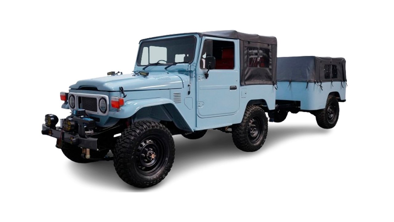 Toyota de 1982 Land Cruiser FJ40 com reboque