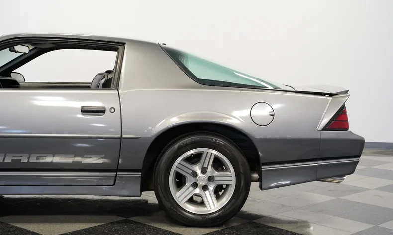 Chevrolet 1988 Camaro IROC Z28 - Imagem 17