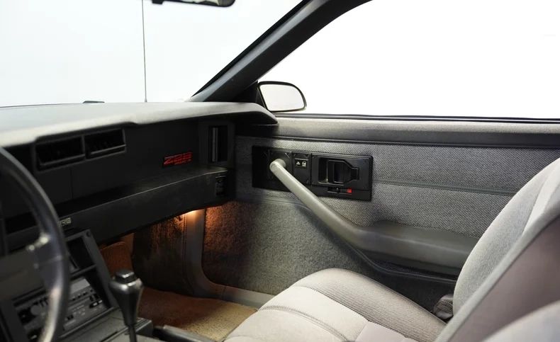 Chevrolet 1988 Camaro IROC Z28 - Imagem 8