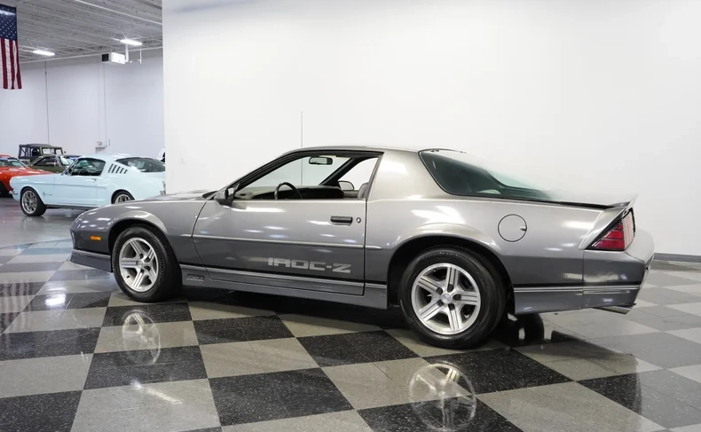 Chevrolet 1988 Camaro IROC Z28 - Imagem 25
