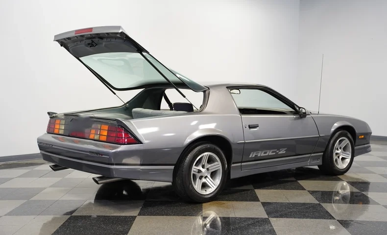 Chevrolet 1988 Camaro IROC Z28 - Imagem 3