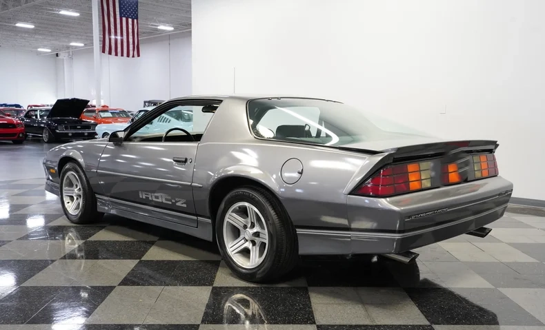 Chevrolet 1988 Camaro IROC Z28 - Imagem 24