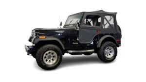 Jeep CJ5 1977: vista lateral dianteira com capota de lona