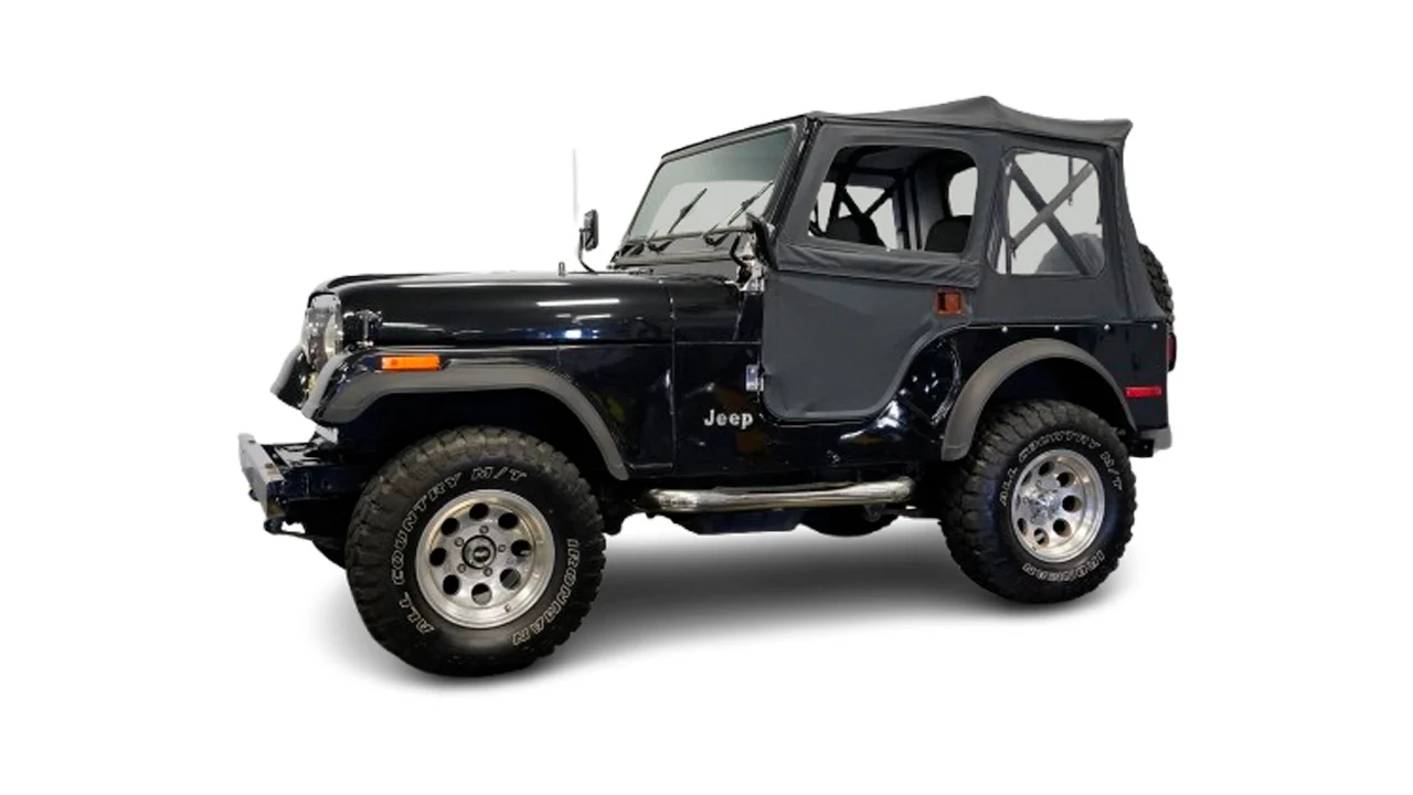 Jeep CJ5 1977: vista lateral dianteira com capota de lona